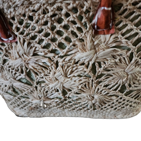 HANDCRAFTED Boho large beach raffia  tote basket with brown handle - Picture 3 of 7